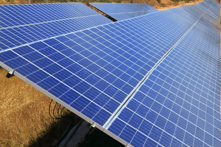 Qué beneficios tiene instalar placas solares en viviendas