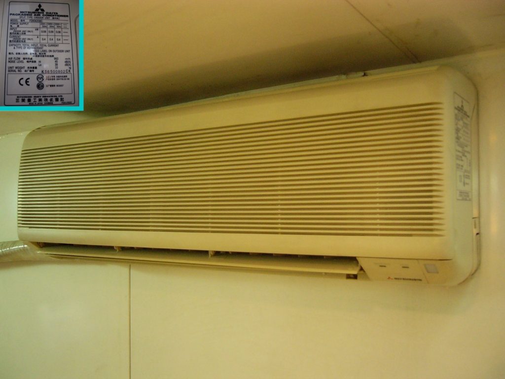 Unidad interior de un aire acondicionado split instalada en la pared de una habitación